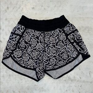 Lululemon Tracker Short III *4-way Stretch
Posey Black White / Black | size 4